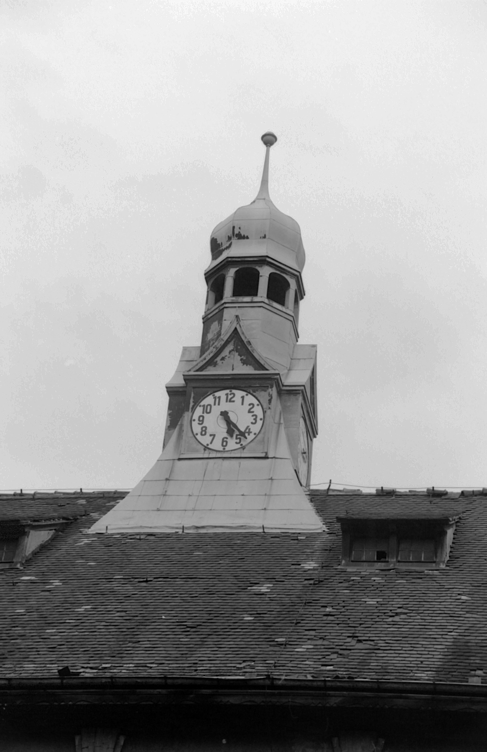 Glockenturm mit Uhr auf Hausdach